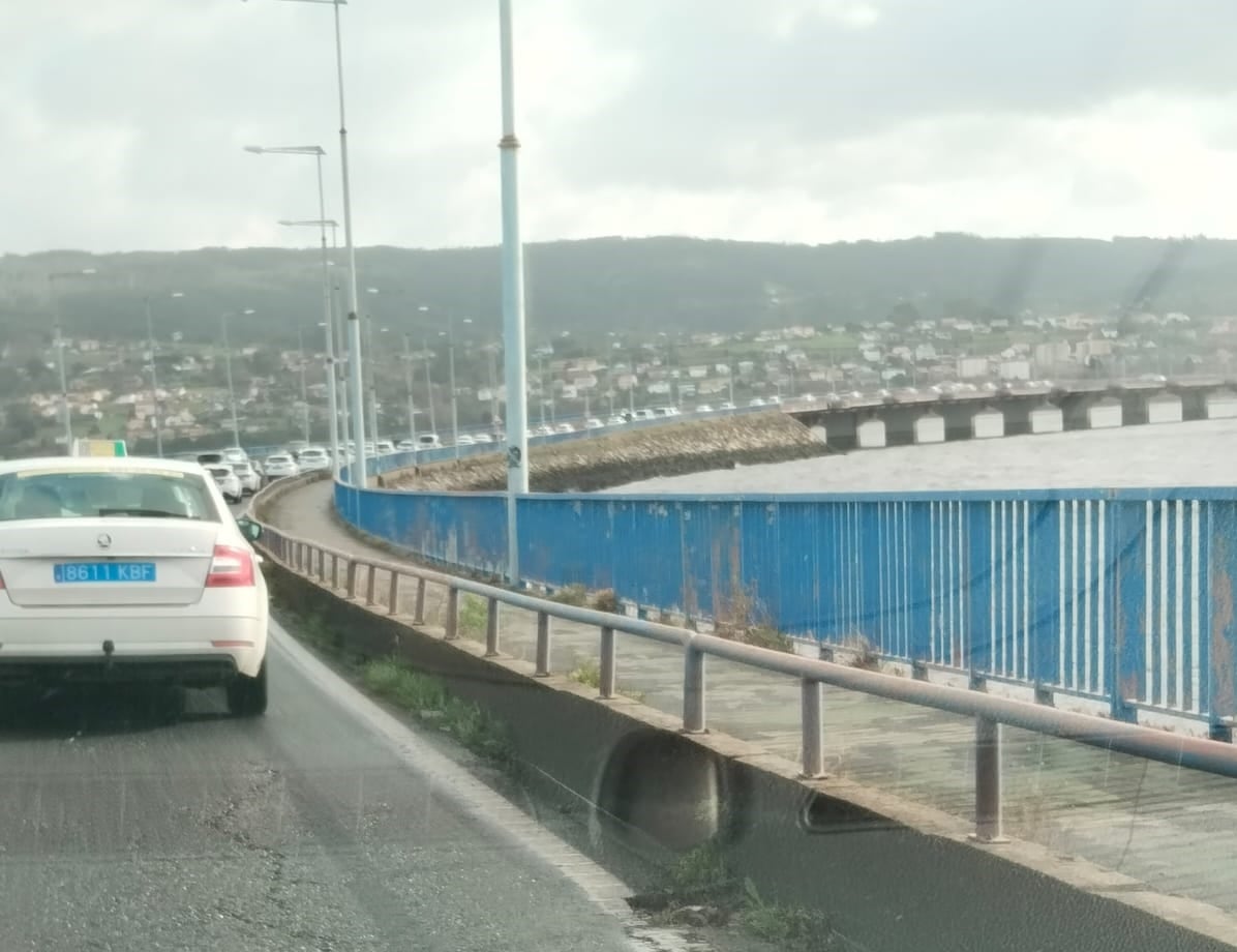 Movilización a su paso por el puente de As Pías (foto: Radio Taxi Ferrol)