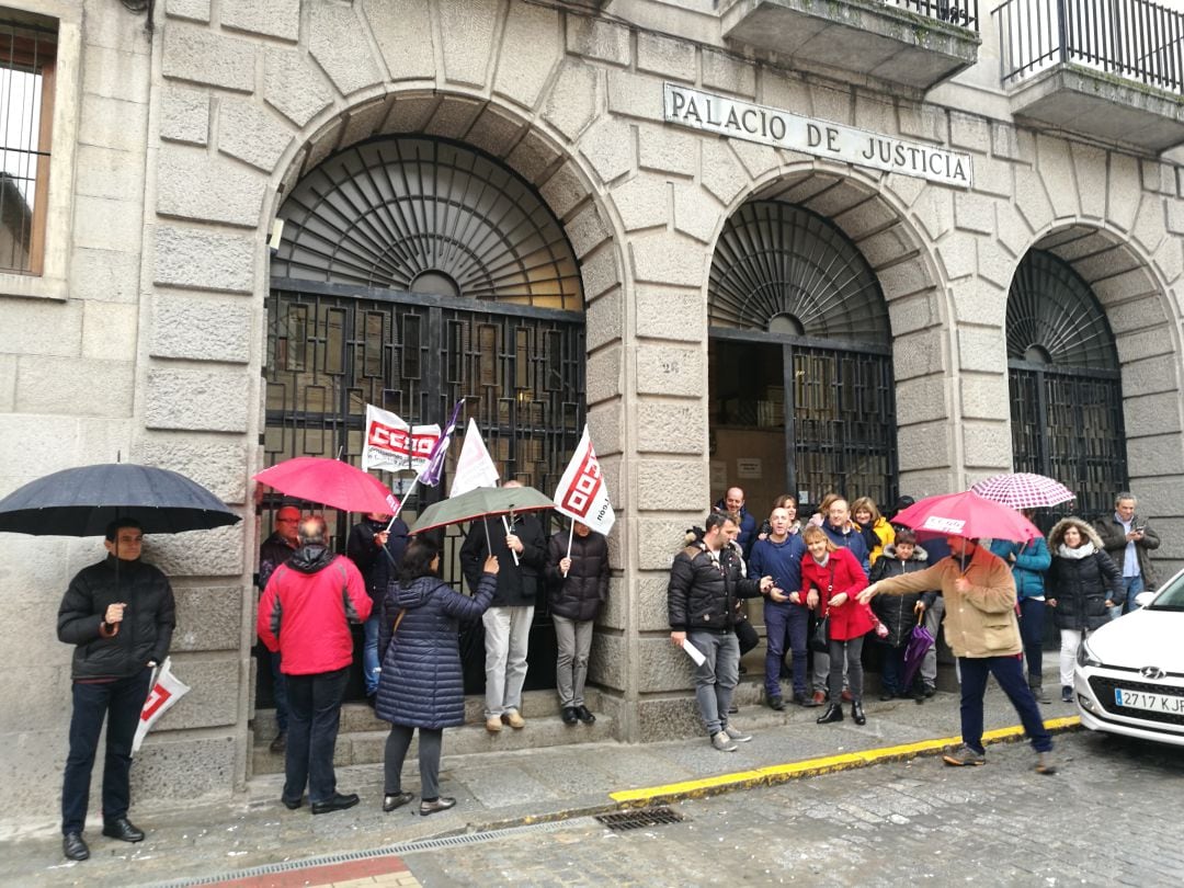 Los funcionarios convocados por CCOO se han concentrado a las puertas de la Audiencia Provincial