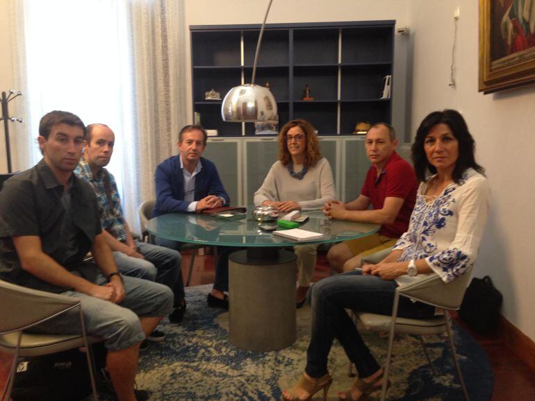 Reunión de la Presidenta de la Diputación con los alumnos que han realizado las prácticas.