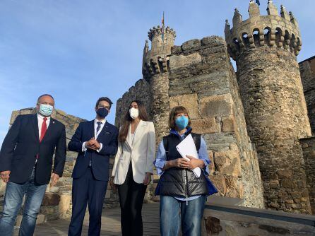 Los alumnos que dirigen la iniciativa con el presidente del Consejo Comarcal y la concejala de Relaciones Institucionales de Ponferrada
