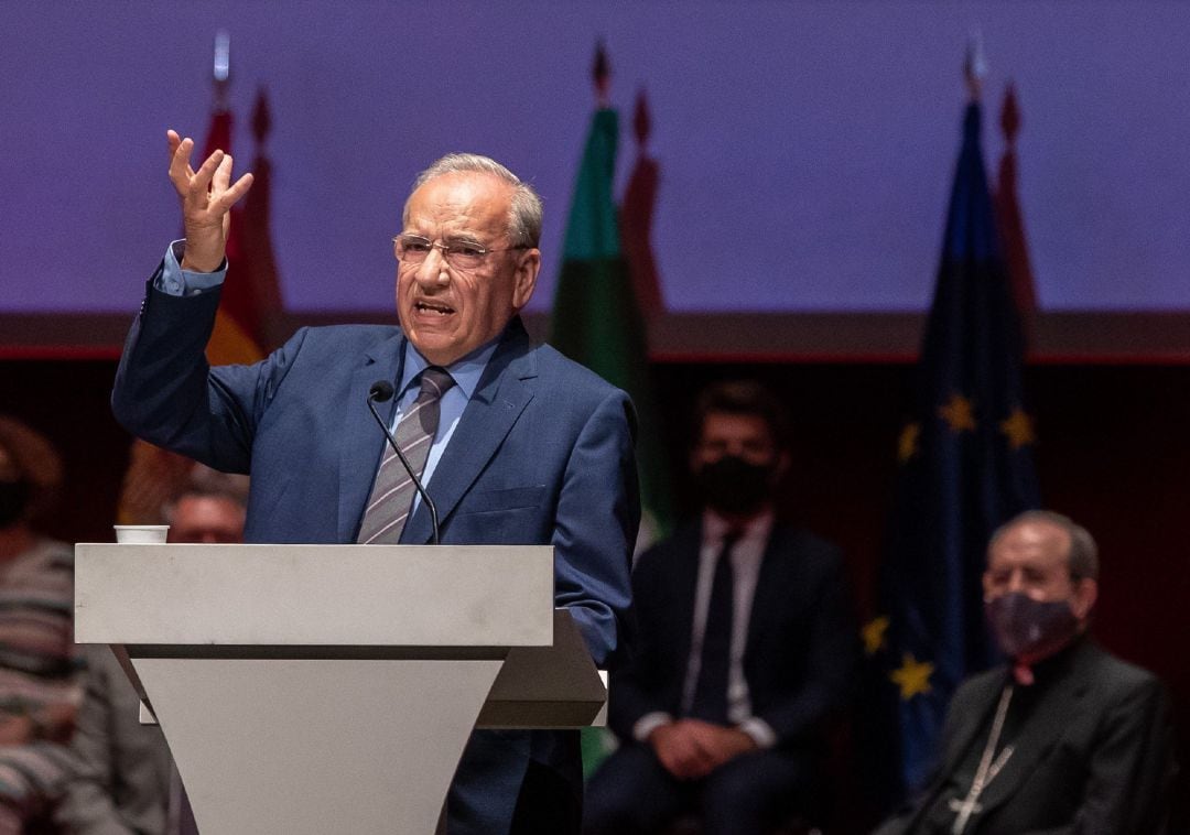 El exvicepresidente del Gobierno, Alfonso Guerra, durante su intervención hoy en Sevilla en el acto de entrega de las Medallas de la Ciudad de Sevilla, donde ha recogido su titulo de Hijo Predilecto. 