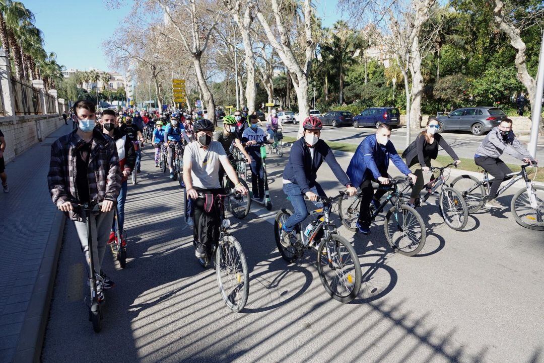 Daniel Pérez (PSOE) en la manifestación en Málaga para pedir carriles bici seguros  