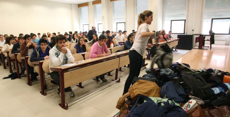 Alumnos realizando la prueba de Selectividad.