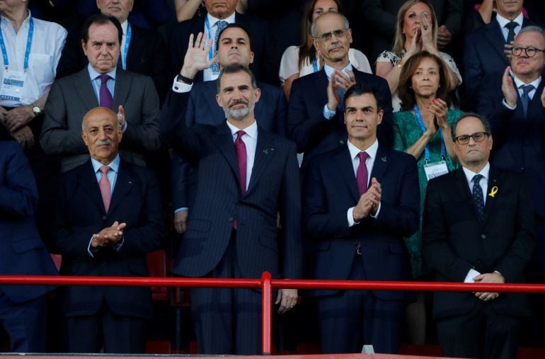 El rey Felipe VI, junto a Pedro Sánchez y Quim Torra en la inauguración de los Juegos del Mediterráneo