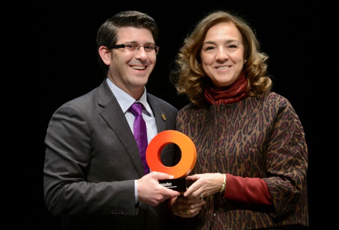 Jorge Rodríguez i Carmen Vela en l&#039;acte de lliurament del reconeixement en 2015