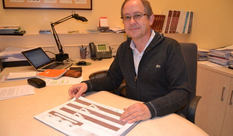 Miquel Domingo, el regidor d'Urbanisme de Reus, amb els plànols del projecte.