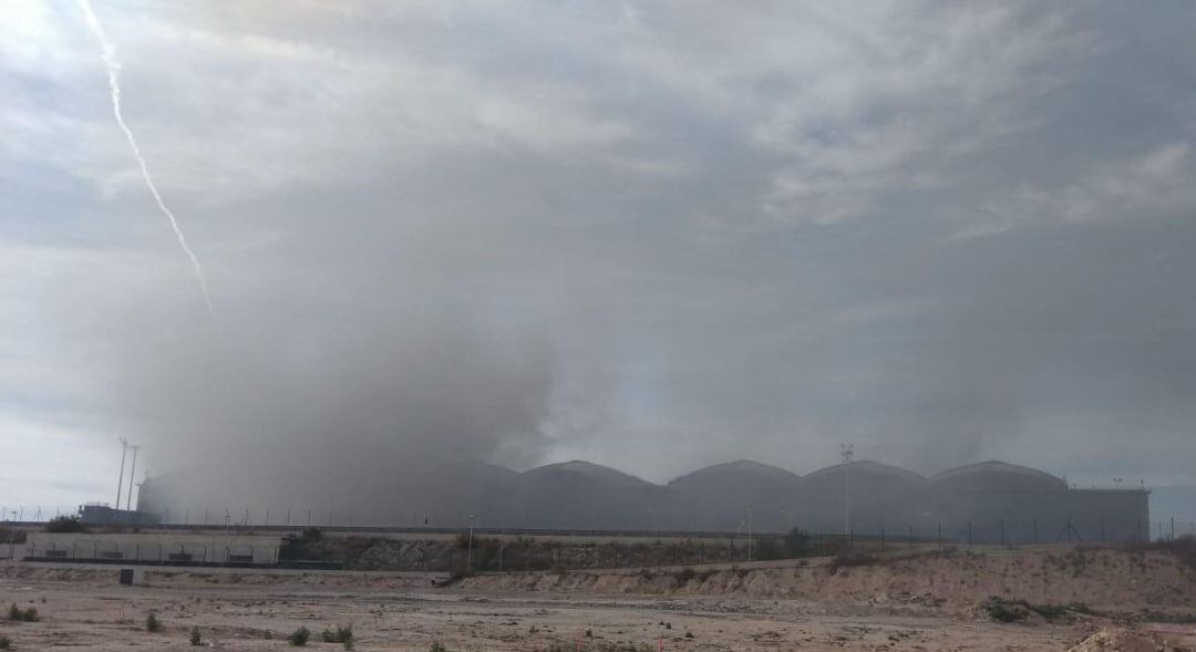 Incendio en el aeropuerto de Alicante este miércoles. 