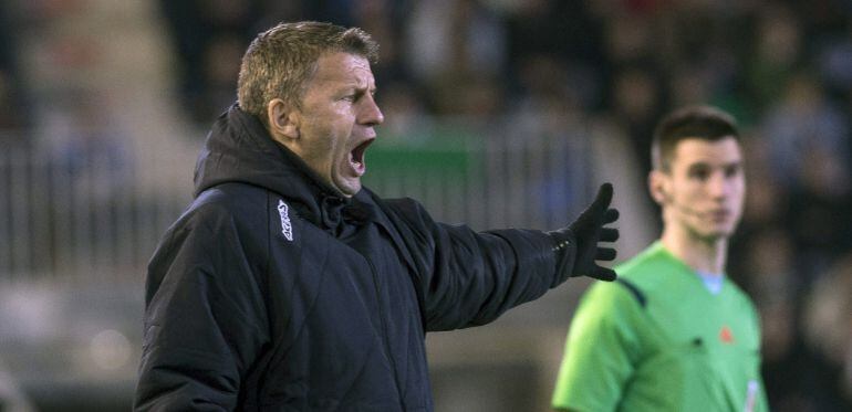 GRA308. CÓRDOBA, 16/01/2015.- El técnico serbio del Córdoba, Miroslav Djukic, durante el encuentro correspondiente a la jornada 19 de primera división, que disputan esta noche frente al Eibar en el estadio El Arcángel, en Córdoba. EFE / Rafa Alcaide.