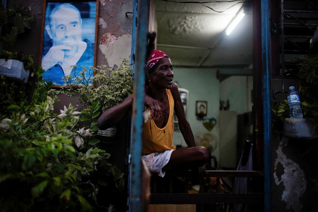 La imagen de una limpiadora de una escuela en La Habana