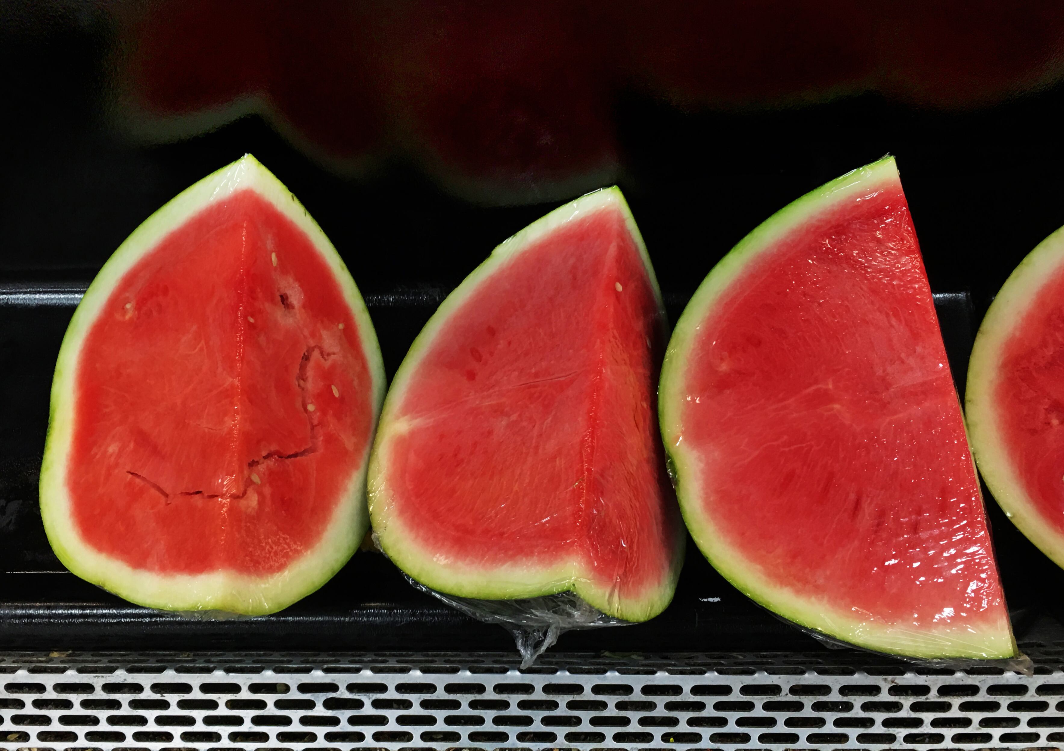 Trozo de sandía cortados y plastificados en un supermercado.