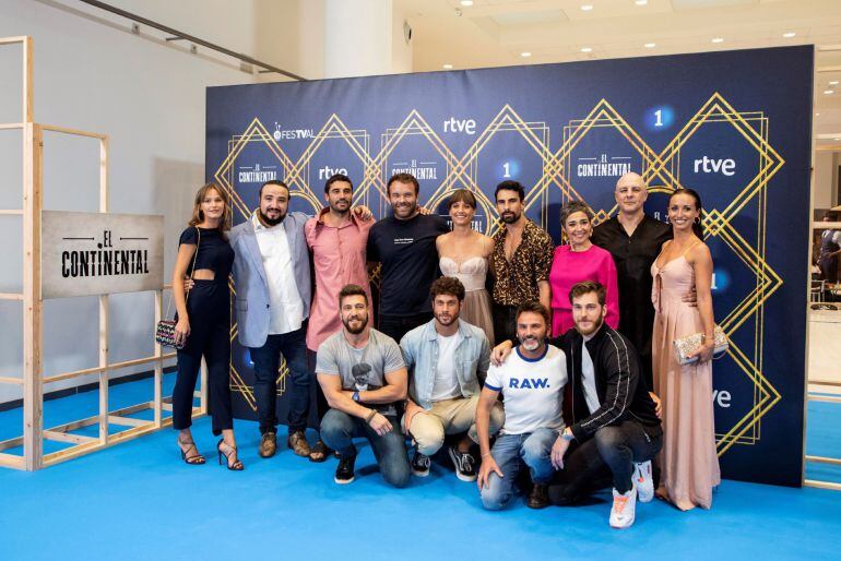 Los actores de &quot;El Continental&quot; posan a su llegada al estreno de la serie de TVE en el Festival de Televisión de Vitoria (FesTVal).