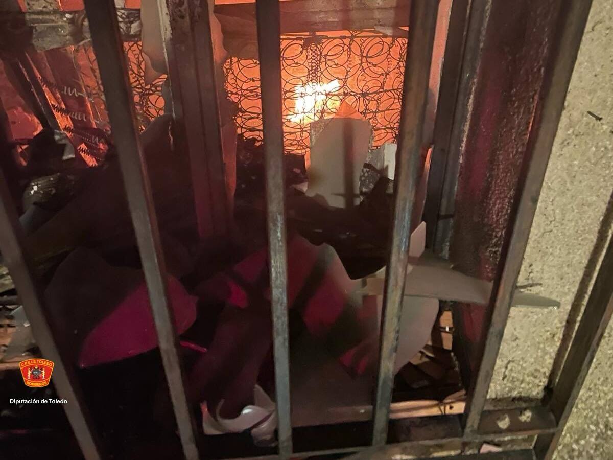 Incendio urbano en una vivienda unifamiliar en Espinoso del Rey