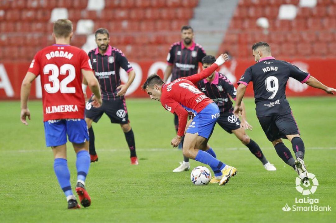 Pedro Díaz trata de controlar un balón.