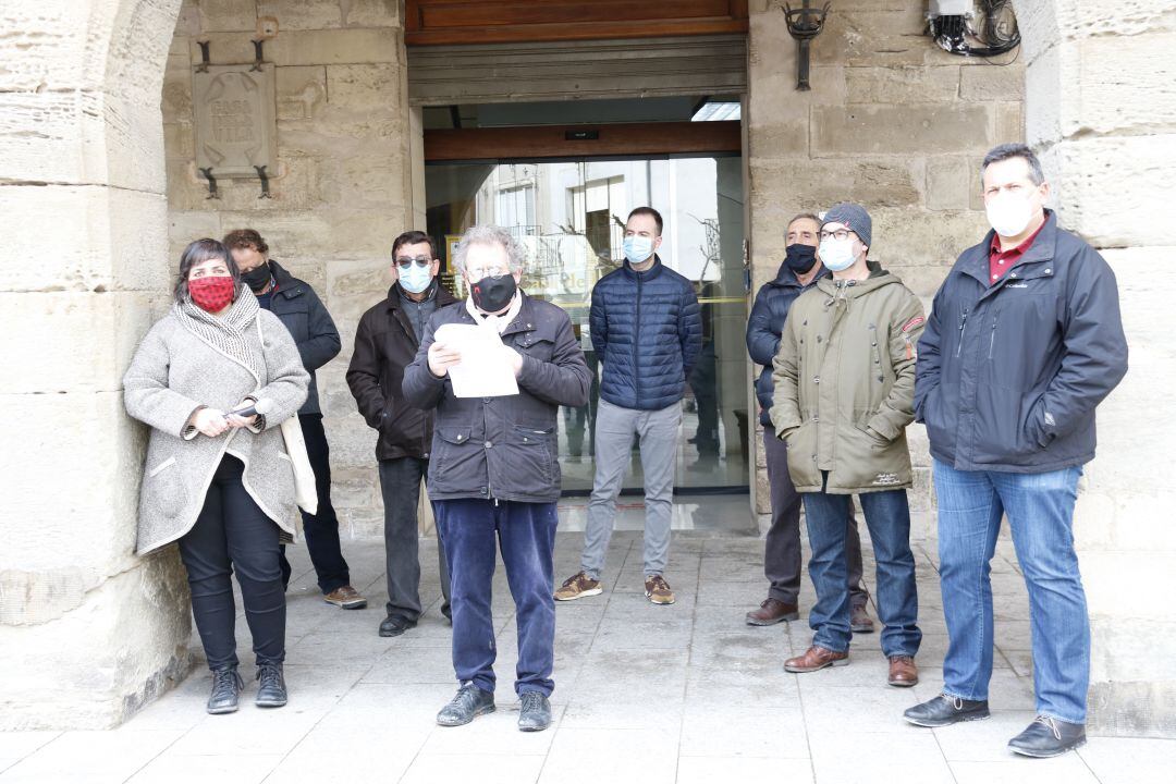 L&#039;alcalde de Montblanc, Josep Andreu, junt amb altres alcaldes de la Conca de Barberà, llegint un comunicat on es posicionen en contra de l&#039;allau de projectes d&#039;energies renovables, a Santa Coloma de Queralt. 