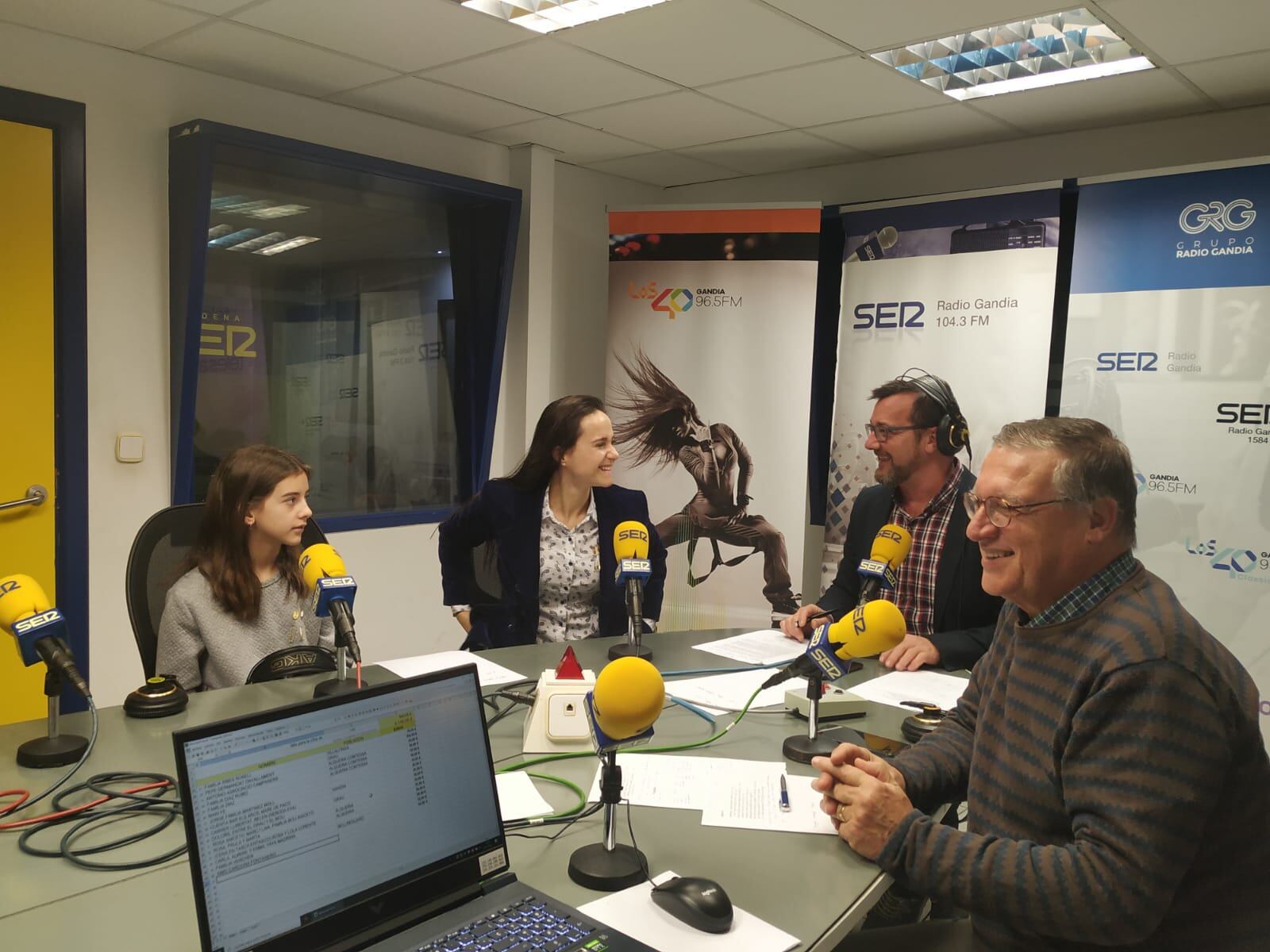 Las Falleras Mayores de Gandia, Marta Millet y María de Sanfélix, junto a Juan Miguel Lloret, director del preventorio y Daniel Ardid.