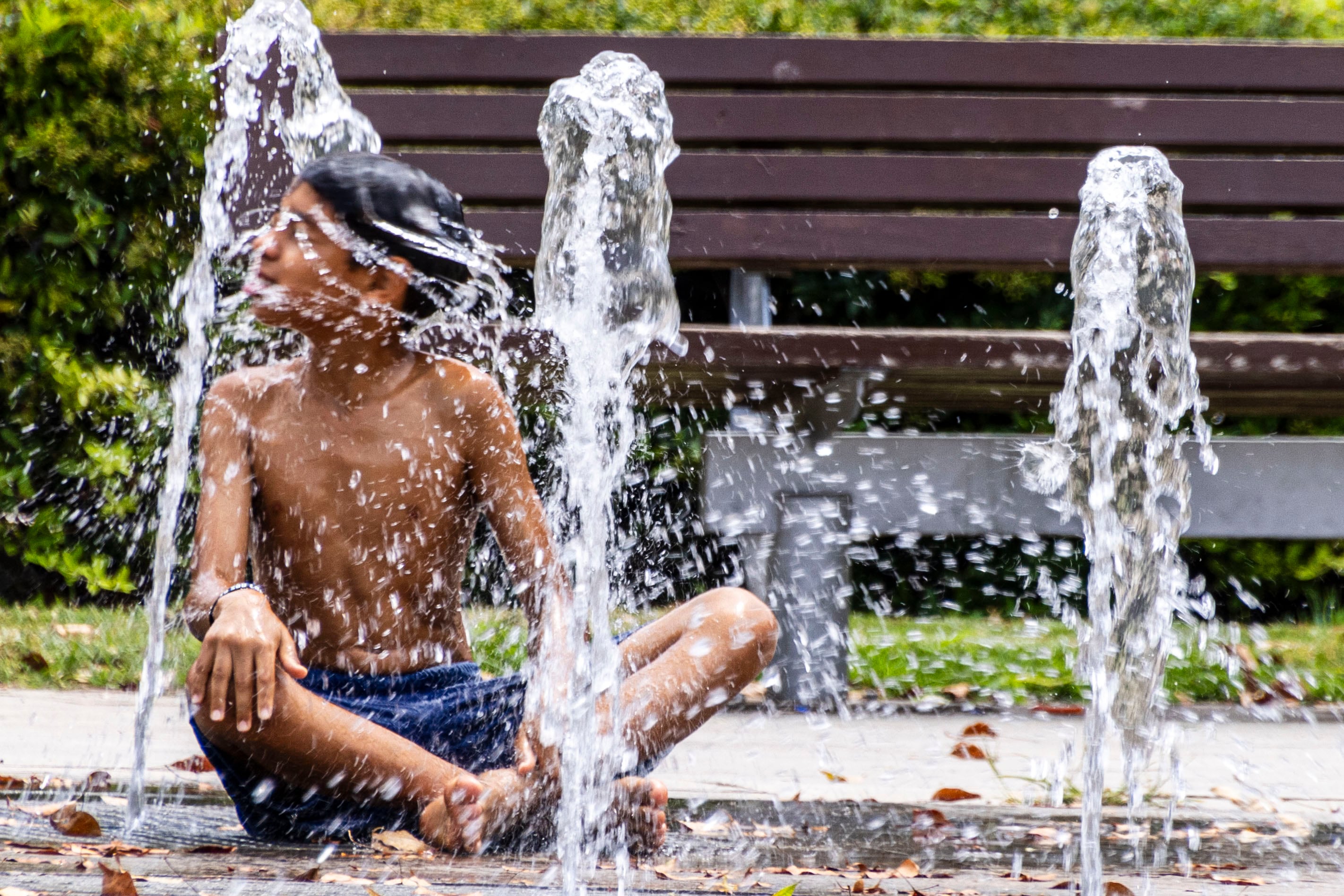 Un niño se refresca en una fuente de agua este lunes en el Parque de les Estacións en Palma de Mallorca, en una jornada marcada por las altas temperaturas.