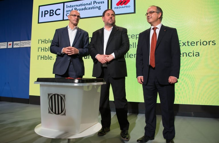 Raül Romeva, Oriol Junqueras y Jordi Turull, junto a una urna del referéndum del 1 de octubre