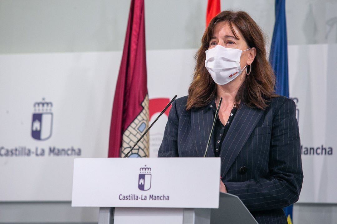 La consejera de Igualdad y portavoz del Gobierno de C-LM, Blanca Fernández, en rueda de prensa 