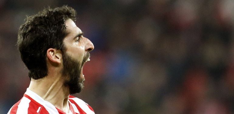 Raúl García celebra su gol ante el Málaga