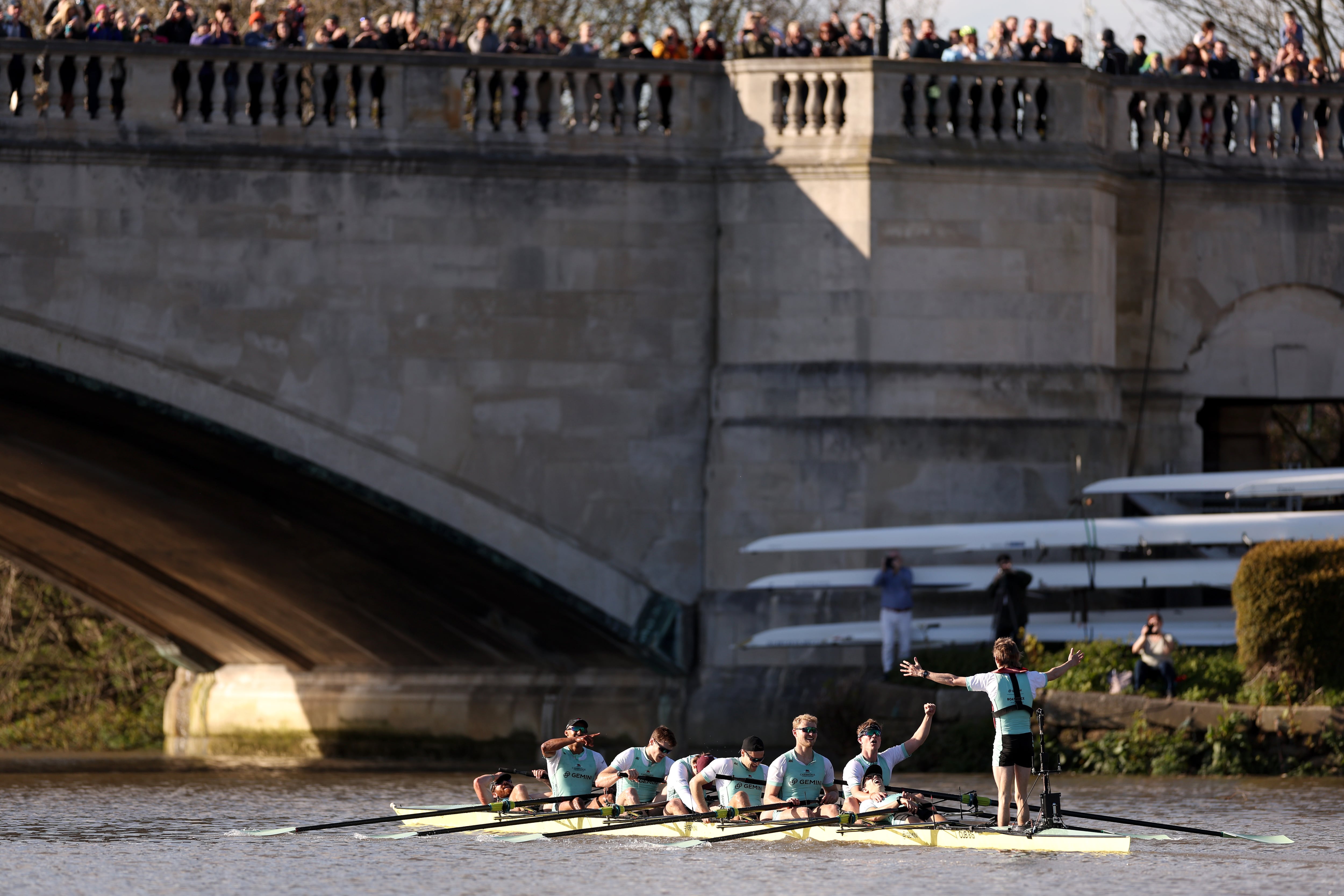 El equipo masculino de Cambridge celebra su victoria en la Boat Race 2024