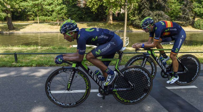 Colombia&#039;s Nairo Quintana (L) and Spain&#039;s Alejandro Valverde ride during a training session of Spain&#039;s Movistar cycling team on July 3, 2015 in Utrecht, The Netherlands, before the start of the 102nd edition of the Tour de France cycling race. The 2015 Tour de France gets underway on July 4 in the streets of Utrecht and ends on July 26, 2015 down the Champs-Elysees in Paris.   AFP PHOTO / ERIC FEFERBERG