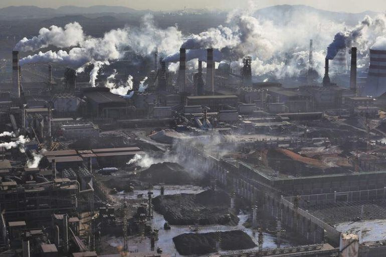 Fotografía facilitada por Greenpeace, de una vista general de las industrias del distrito de Wu'an en Handan, ciudad-prefectura en la provincia de Hebei (China).