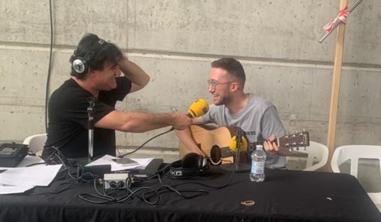 Alejando Moya con la guitarra.