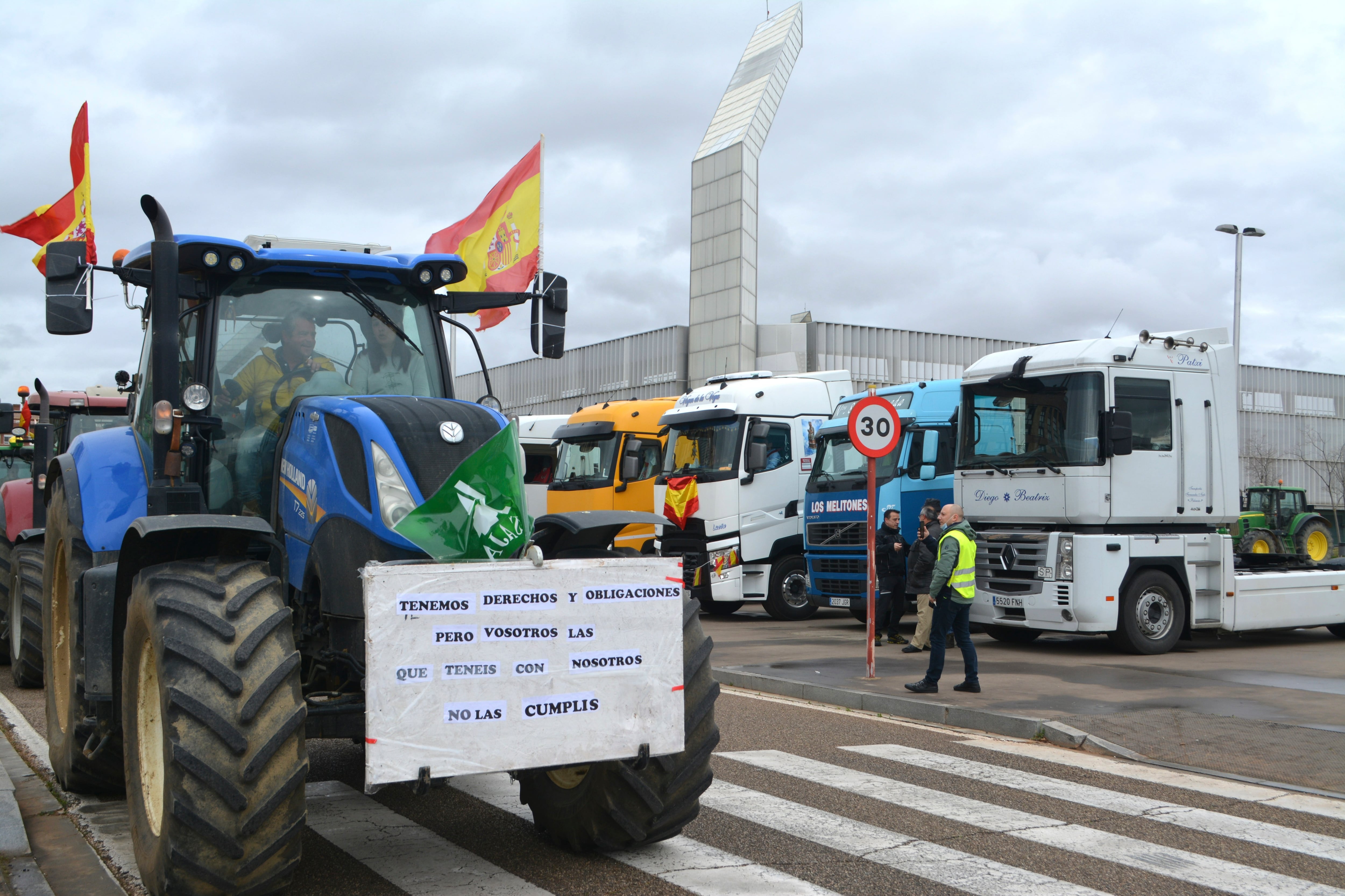 Varios camiones durante la protesta que han llevado a cabo este lunes en Palencia, con motivo de la huelga de indefinida de transportistas por el elevado precio de los carburantes. 