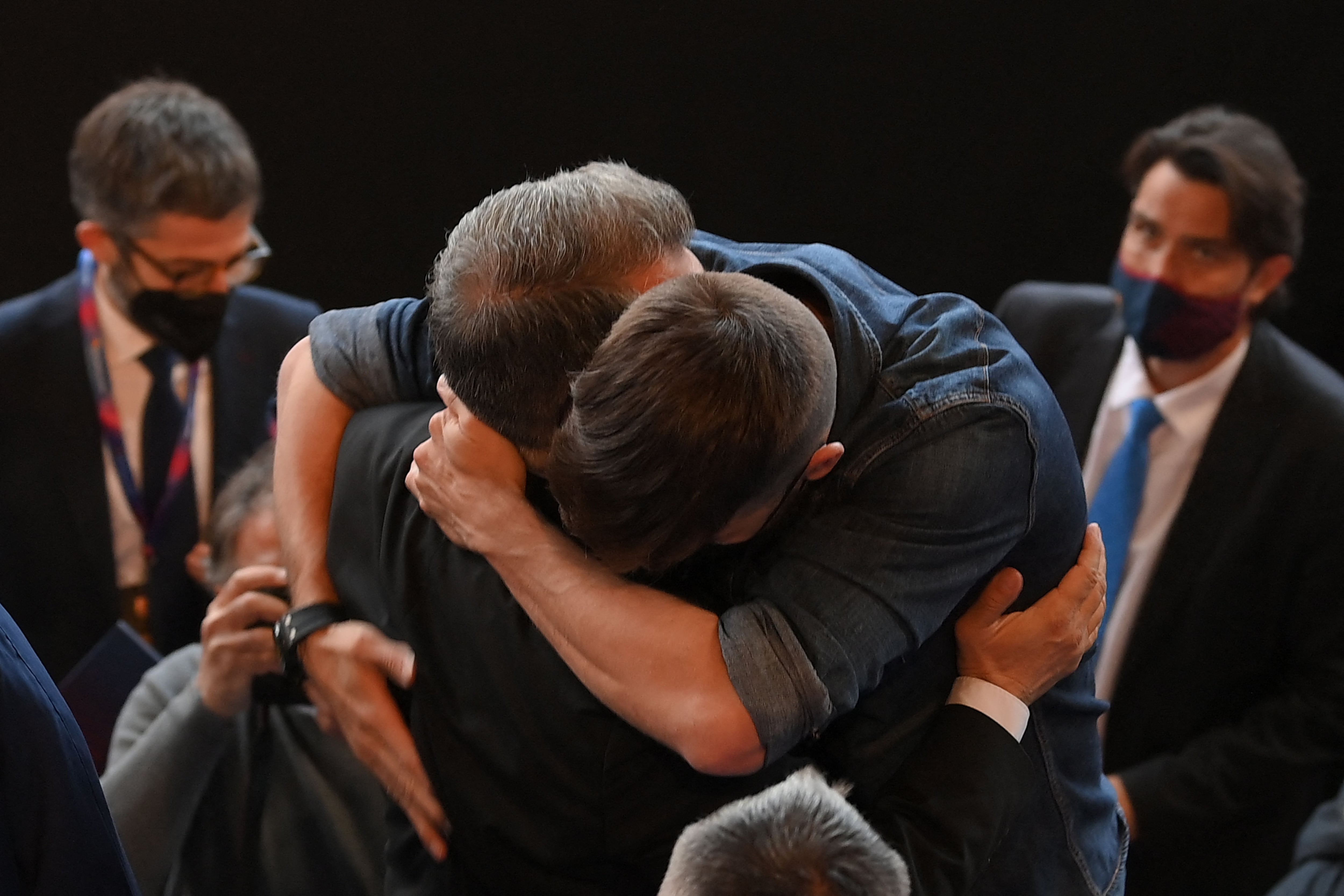 Joan Laporta se abraza con Piqué