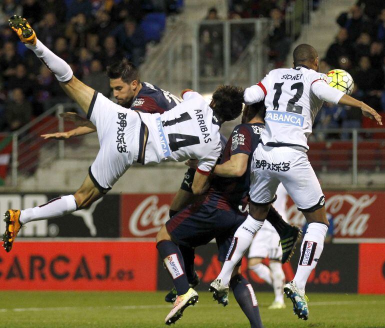 El centrocampista del Eibar, Adrián (i), disputa un balón ante los jugadores del Deportivo, Arribas y el brasileño Sidnei, durante el encuentro correspondiente a la jornada 35 de primera división, que disputaron  en el estadio Ipurua de la localidad armer