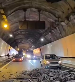 Imagen del desprendimiento que ha ocasionado el cierre del túnel de Lesarri, en la AP-1 / SocialDrive