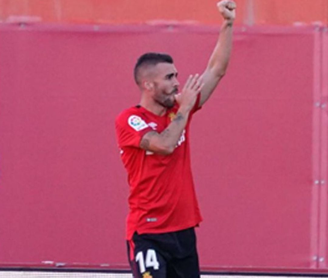 Dani Rodríguez celebra el gol que da la victoria al Mallorca frente al Sabadell.