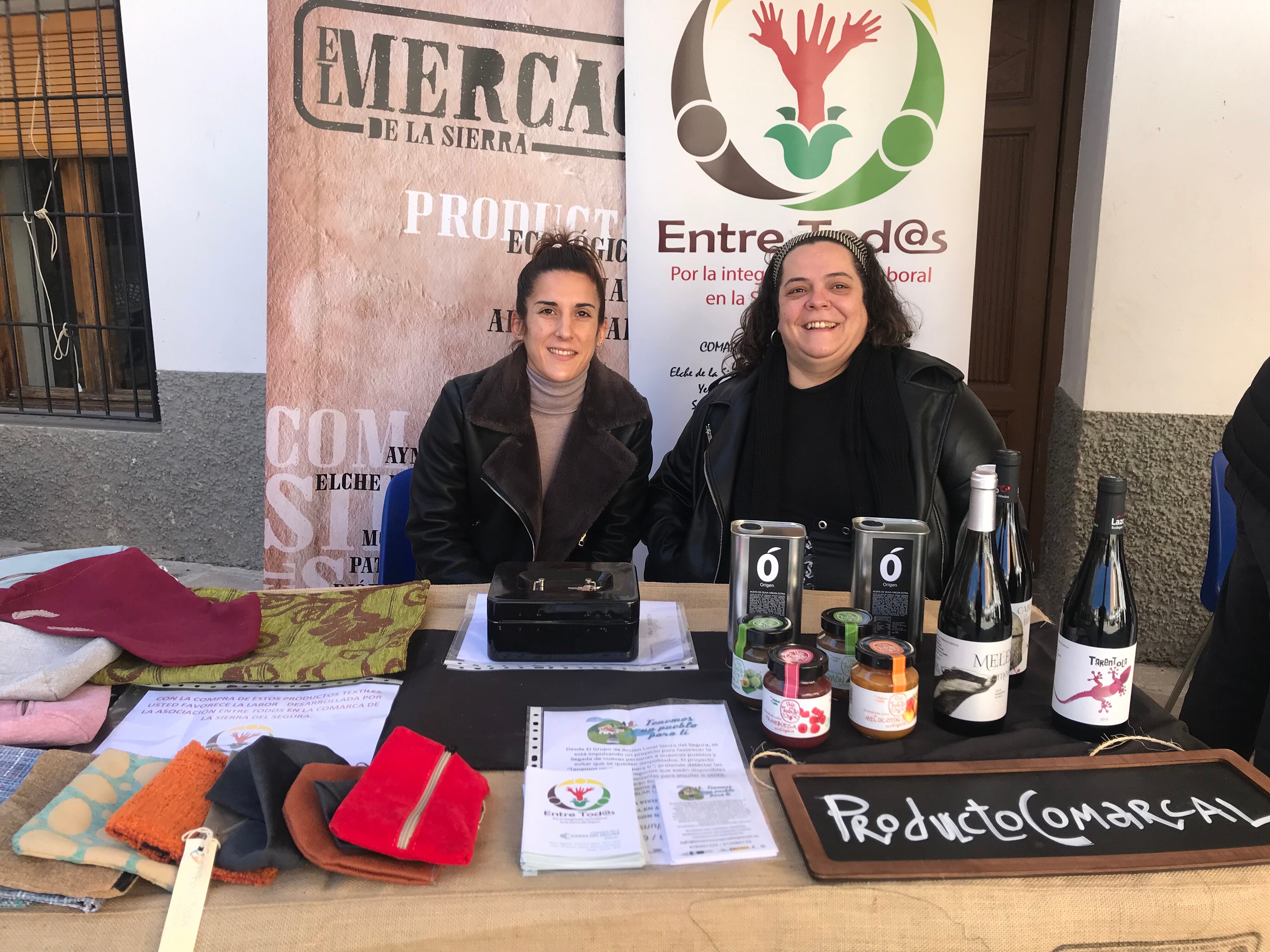 Mar González, a la derecha, en la caseta de Entre Tod@s, por la integración sociolaboral en la Sierra del Segura, en Albacete.