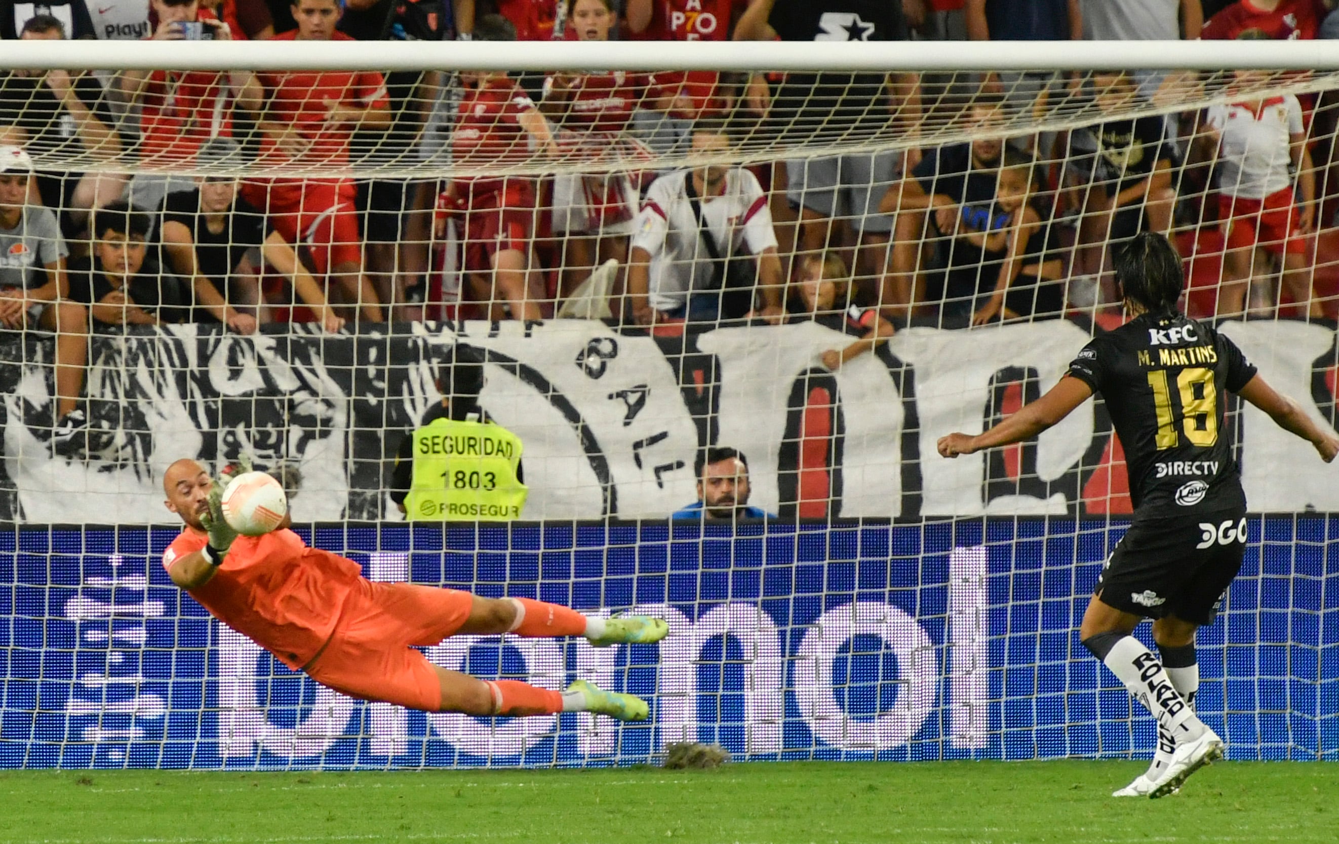 SEVILLA. 19/07/2023. - El guardameta serbio del Sevilla FC, Marko Dmitrovic, detiene el lanzamiento del jugador del Independiente del Valle, Marcelo Moreno Martins, durante la tanda de penaltis tras el empate a uno en el tiempo reglamentario del partido de la UEFA Conmebol Club Challenge y XII Trofeo Antonio Puerta que han disputado hoy miércoles en el estadio Ramón Sánchez Pizjúan de Sevilla. EFE/ Raúl Caro.
