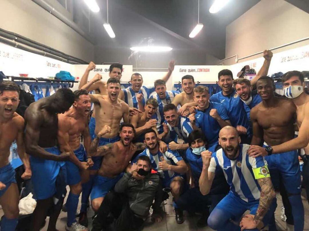 Los jugadores celebran la victoria en el vestuario