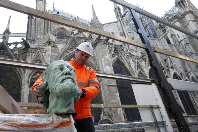 En los últimos días vario soperarios había retirado 16 estatuas de la catedral de Notre Dame para restaurarlas.