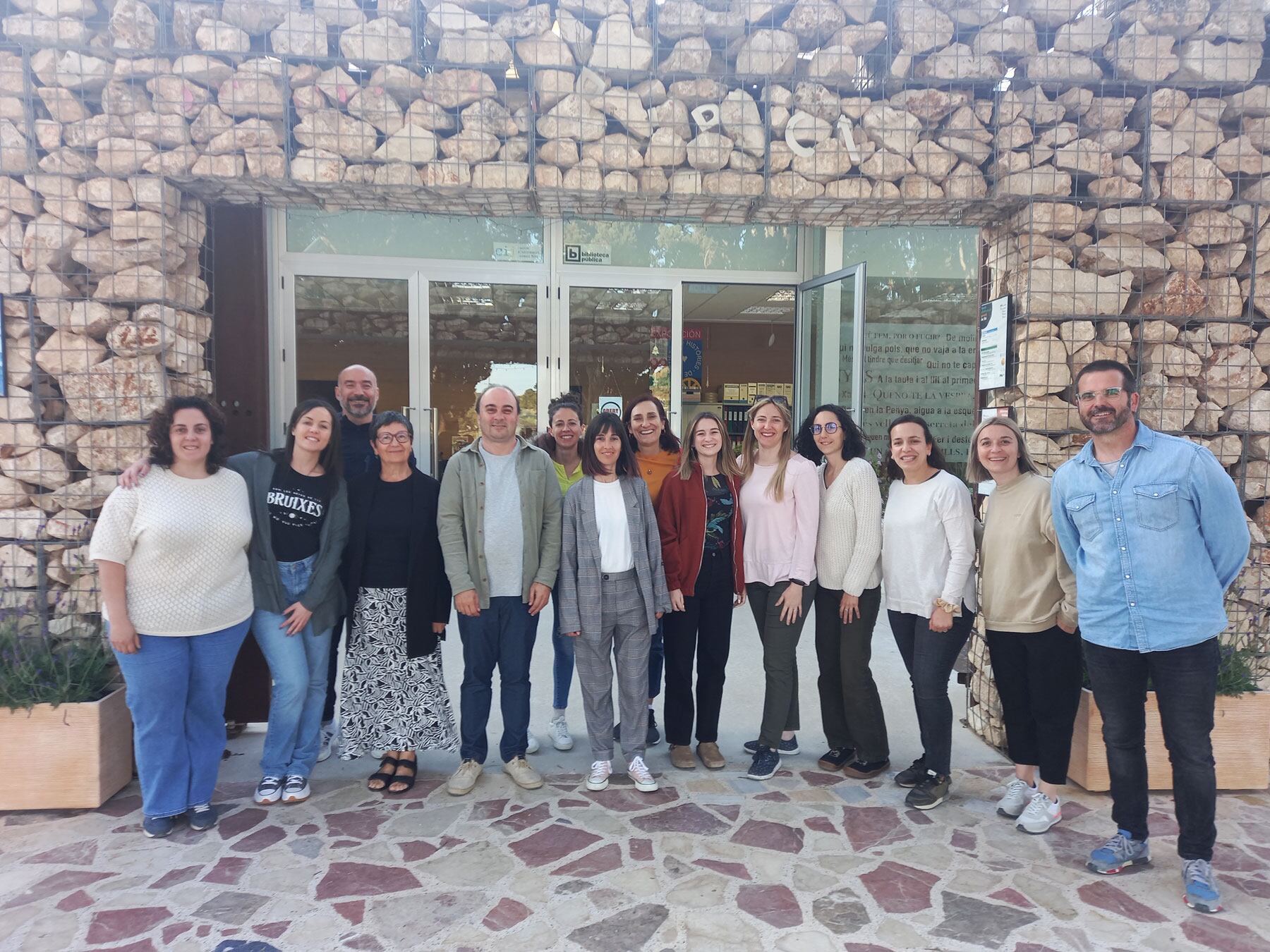 Components del jurat dels Premis Sambori 2024 a les portes de la biblioteca de Tibi