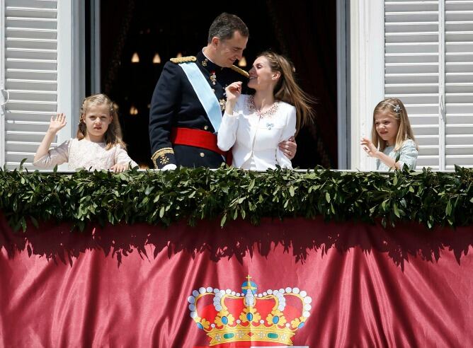 La familia real en el balcón del Palacio (Madrid)