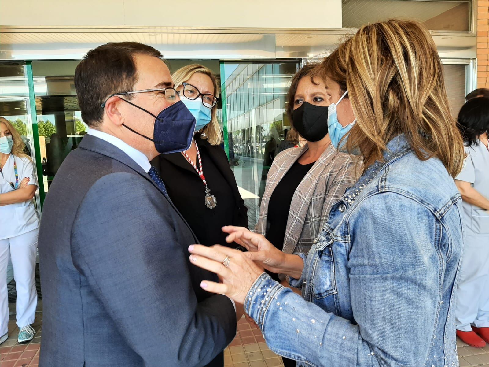 El alcalde de Andújar, Pedro Luis Rodríguez, departiendo con la viceconsejera de Salud y Familias, Catalina García.