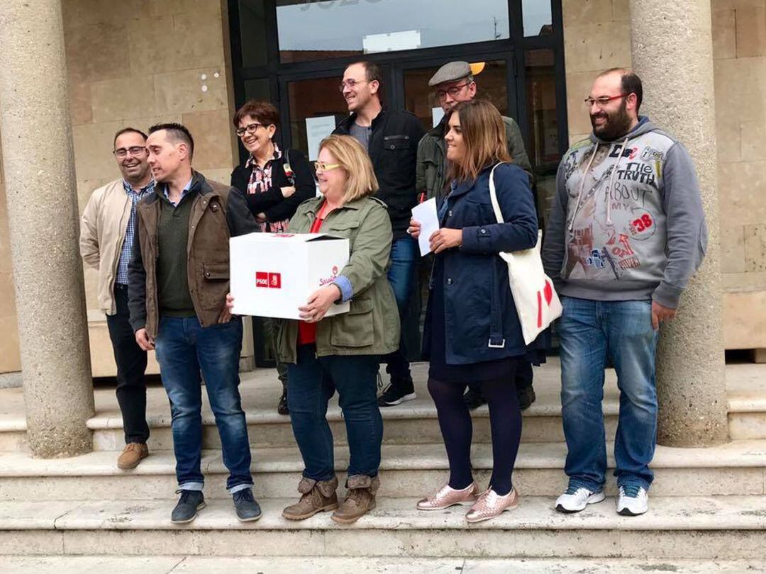 Marián Martínez, en el centro de la imagen con un caja, junto a dirigentes del PSOE en Benavente