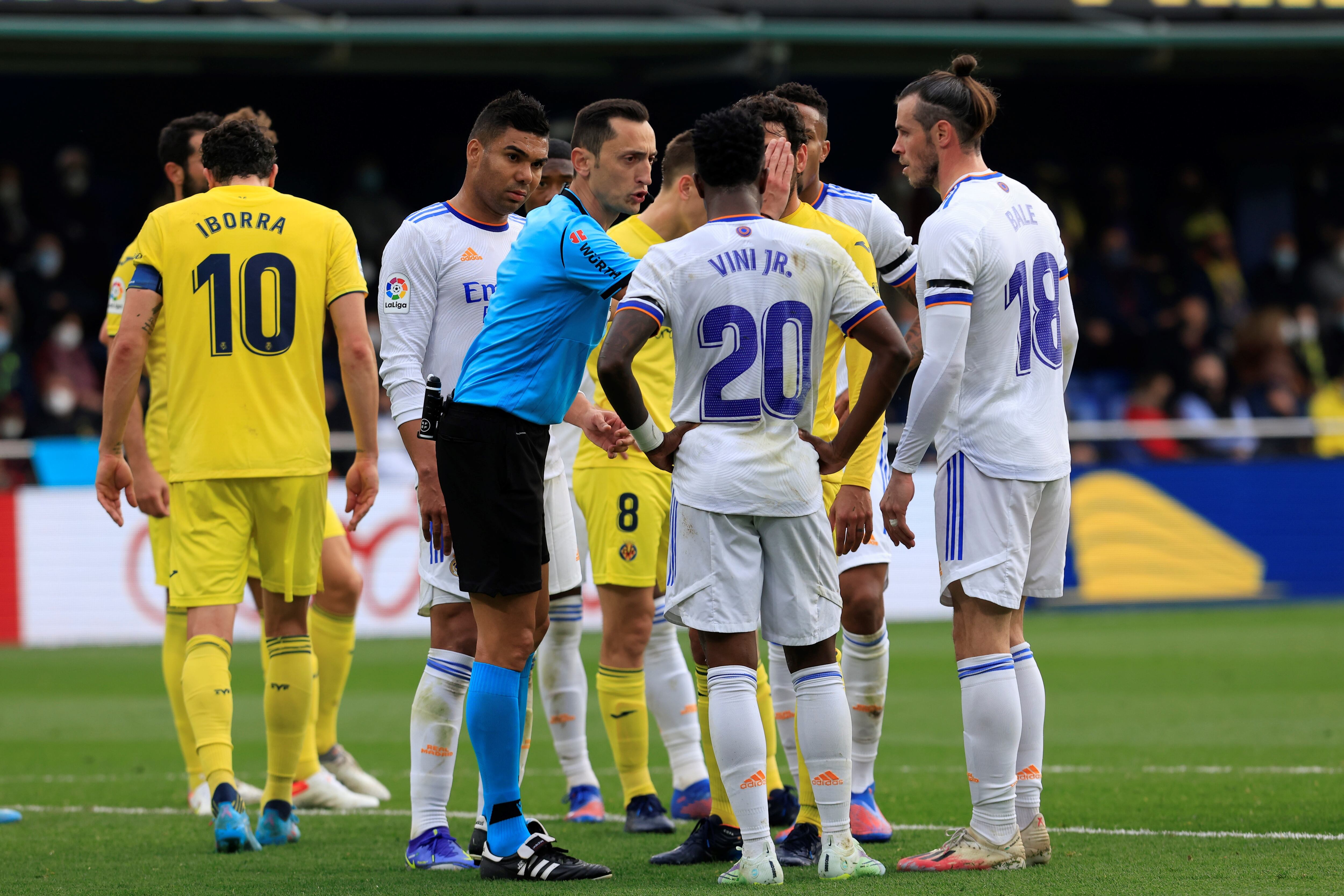 Los jugadores de Villarreal y Real Madrid discuten con Sánchez Martínez