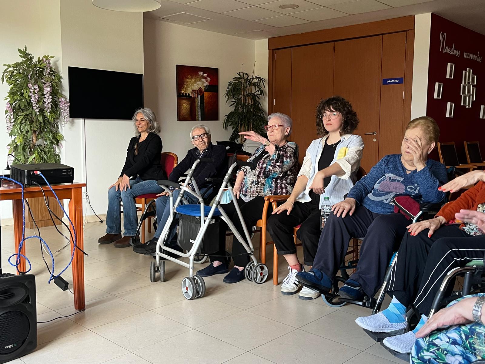 Ancianos y jóvenes participan en el proyecto &#039;Duplo&#039; en la residencia &#039;Amivir&#039; de Getafe.