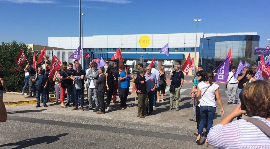 Concentración sindical a la puertas de Uvesa