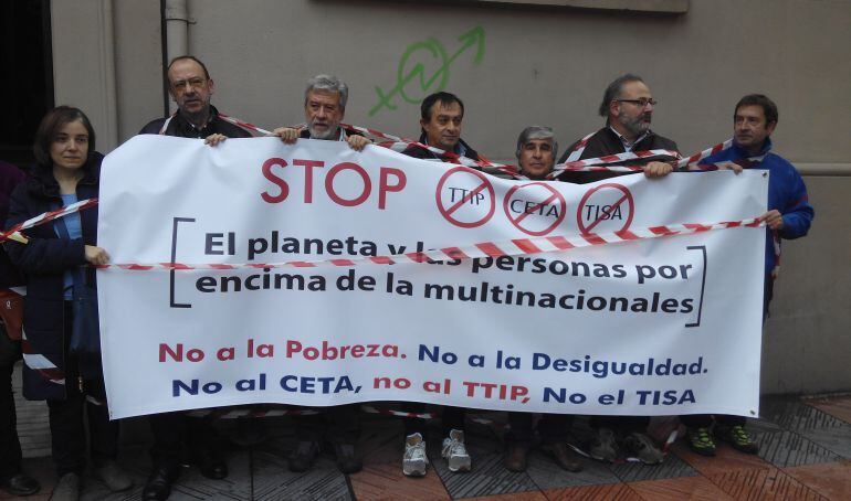 Miembros de la Plataforma Contra el TTIP y el CETA se manifiestan contra los tratados