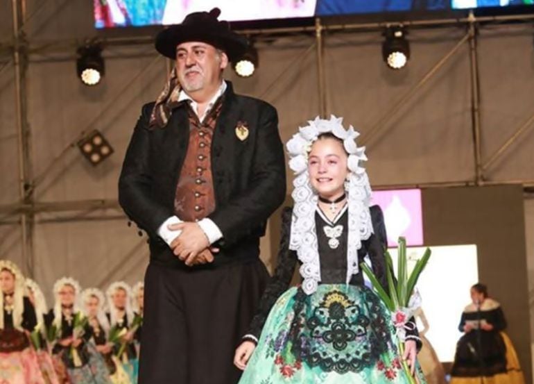 El presidente de la Federació de Fogueres, Manolo Jiménez, junto a la Bellea del Foc Infantil 2018, Andrea del Caño Moya