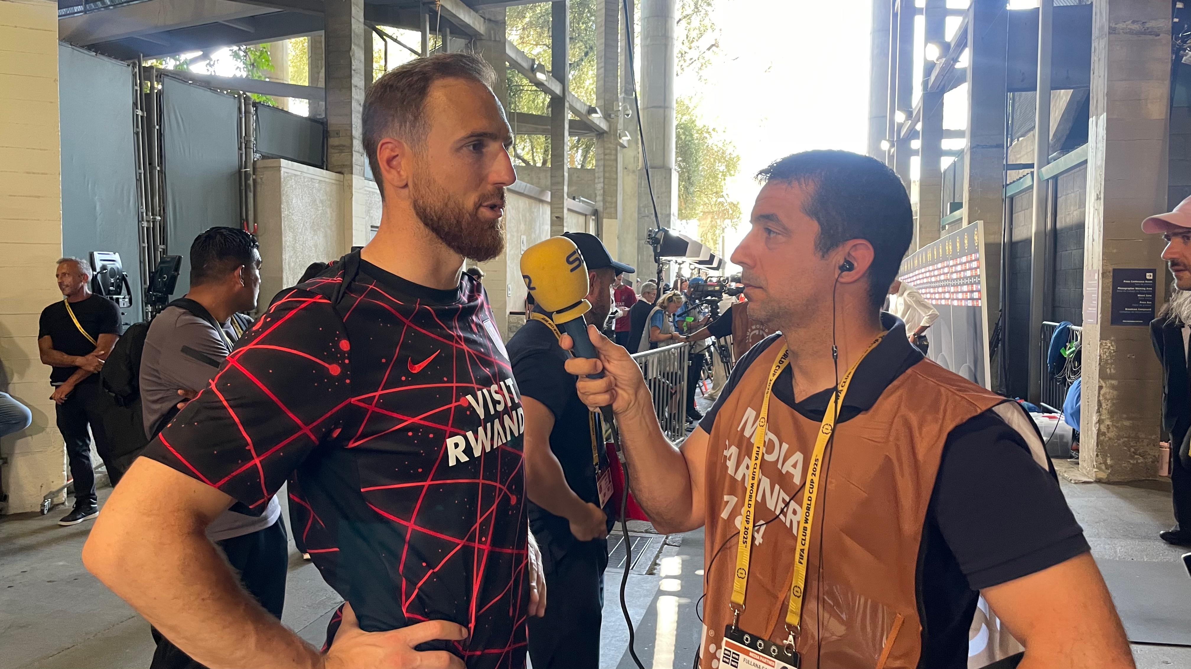 Jan Oblak, en el micrófono de Pedro Fullana, después del PSG-Atlético de Madrid
