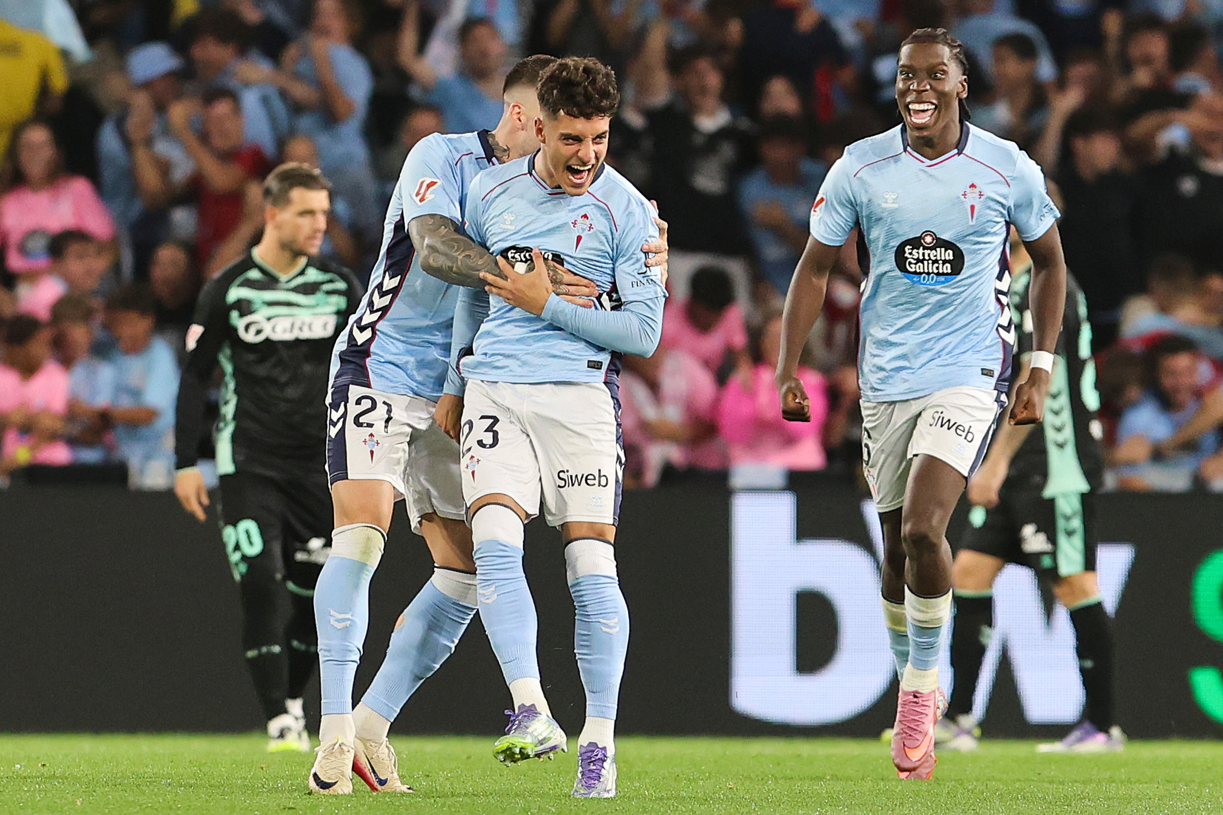 VIGO (PONTEVEDRA), 27/08/2025.- El centrocampista del Celta Hugo Álvarez (c) celebra con Mihailo Ristic (i) tras marcar ante el Betis, durante el partido de LaLiga de fútbol que Celta de Vigo y Real Betis disputan este miércoles en el estadio de Balaídos. EFE/Salvador Sas