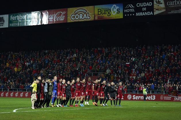 Los jugadores del CD Mirandés celebran el pase a semifinales después de eliminar al Villarreal