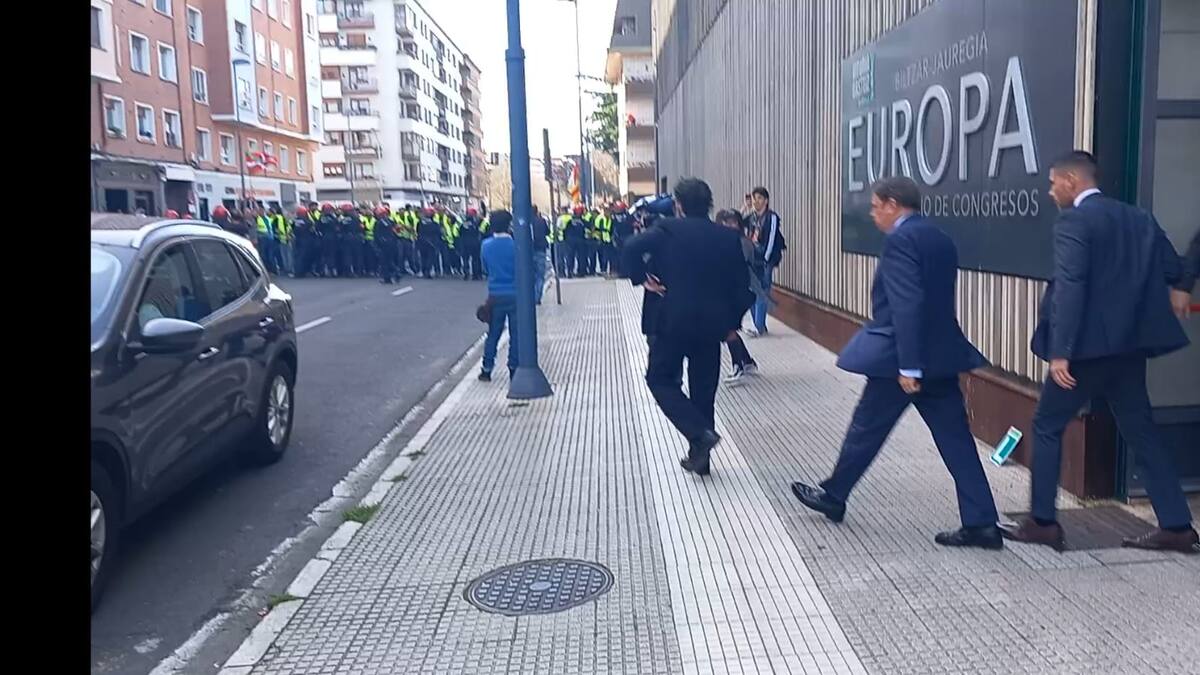 Los agricultores despiden al ministro Luis Planas lanzándole huevos y botellines de cerveza en Vitoria