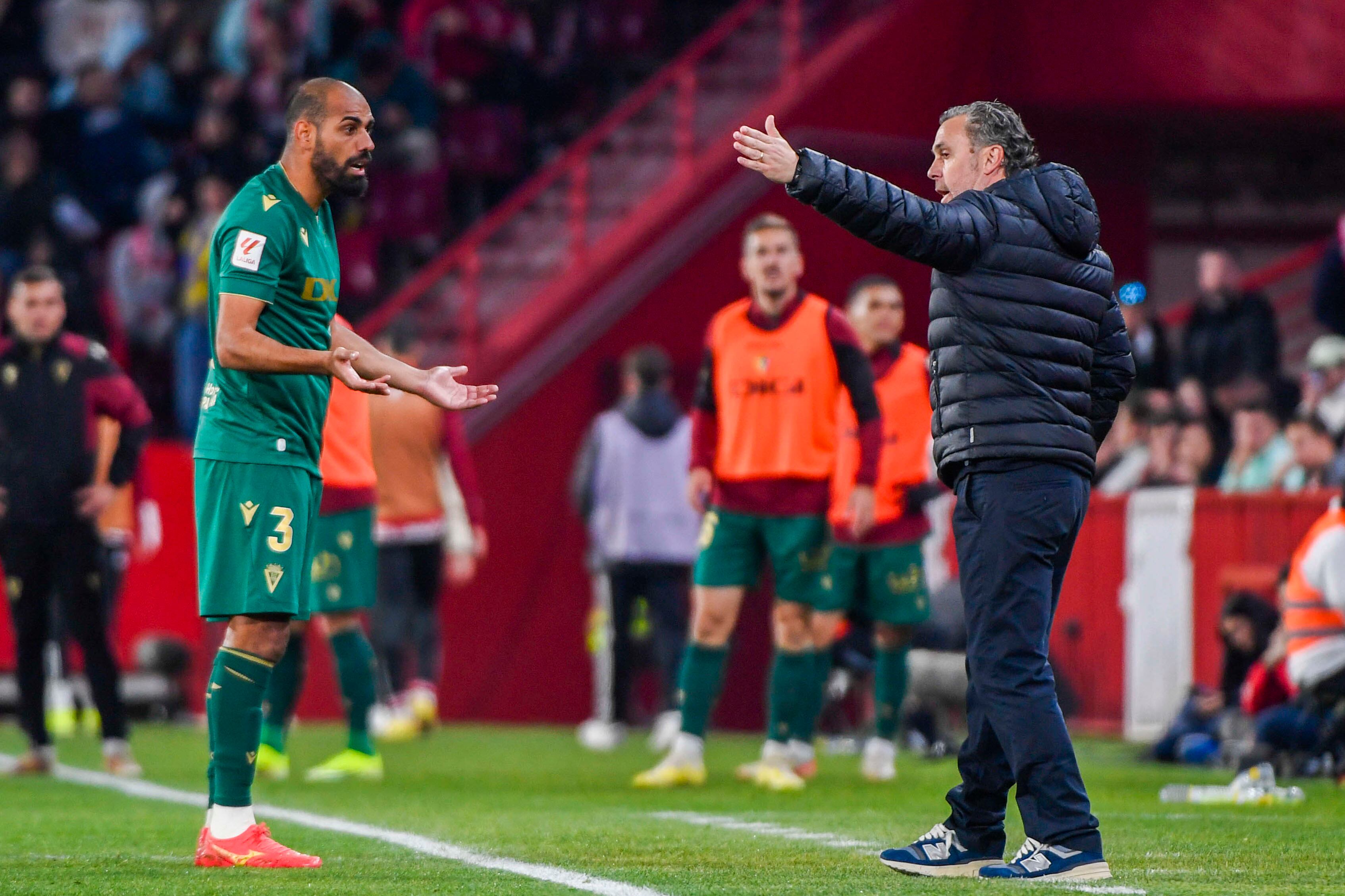 GRANADA, 03/01/2024.- El entrenador del Cádiz, Sergio González , durante el partido de la decimonovena jornada de LaLiga EA Sports contra el Cádiz, disputado este miércoles en el estadio de Los Cármenes de Granada. EFE/ Miguel Ángel Molina